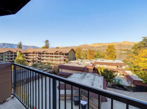 Walk to the Lake: Chelan Condo w/ Mtn Views!