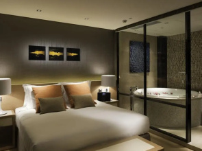 Lhotel Island South