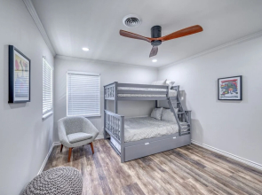 Stunning Home 3 min to Main W/hot tub and Firepit!