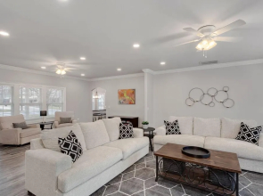Modern Farmhouse - 2 Blocks to Downtown Square!