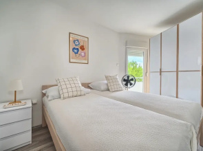 A 2 Luxury apt w big Balcony, 4 min Walk to Beach