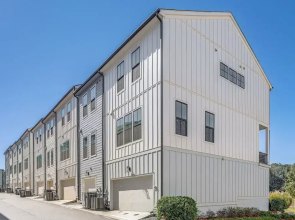 2 Mi to Zoo Atlanta: Modern Townhome w/ Balcony