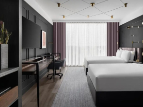 Renaissance Milwaukee West Hotel