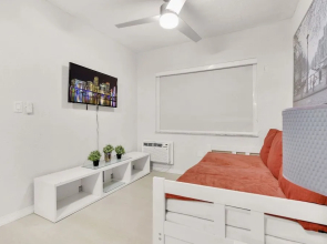 "Fantastic House 5min to Brickell w/ Pool & Tub".