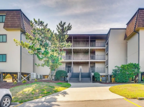 Atlantic Beach Condo w/ Balcony & Beach Access!