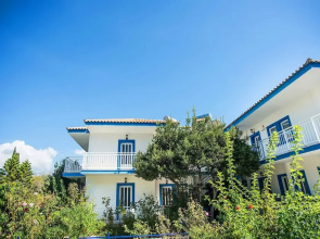 Bluewhite Studio - Garden by the Pool