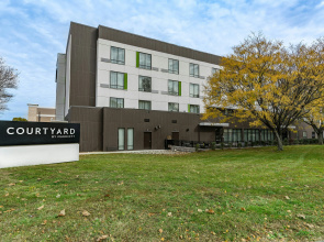 Courtyard by Marriott West Springfield