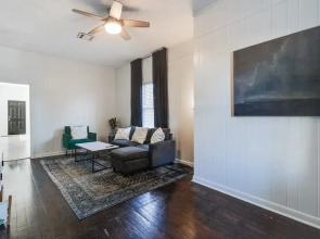 Lafayette Getaway-a Cozy Private Bedroom Close to Downtown With Shared Spaces