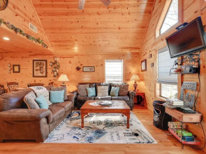 Broken Bow Cabin w/ Hot Tub & Fire Pit, Near Lake!