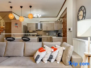 Lovehome-4BD Villa with views-15´~airport, 10´~MEC AE, 2´~bus stop,10´~Suburban Railway
