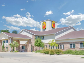 Super 8 by Wyndham Cedar Falls IA - University
