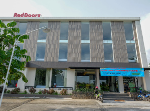 RedDoorz Plus near Solo Baru