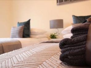 The Maelor - Berwyn House - Central Wrexham - Sleeps Up To 6