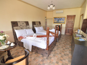 Roz And Angelique's Inn & Suites