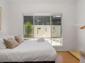 Elua Beach House - modern central home w/ swim spa