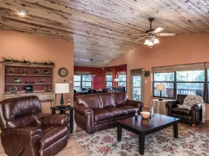 Bear Butte Lodge - Three Bedroom Cabin with Hot Tub