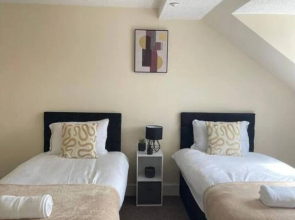 Central top Floor 2-bed Apartment in Swindon