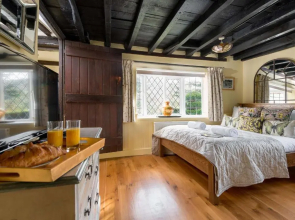 Forest Drove Cottage · Idyllic New Forest 6 Bedroom Thatched Cottage