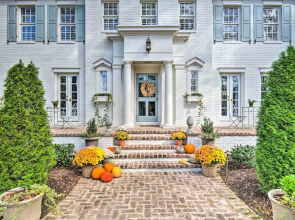 Stunning Charlotte Home: Private Pool!