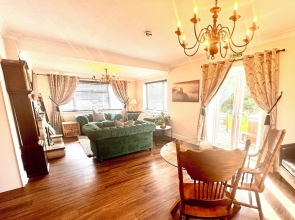 Peveril House, Spacious Eco-friendly Holiday Home