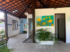 Casa de condomínio com praia privativa e piscina.