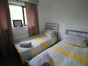 Glan y Ffordd 2 Bed House Near Cardiff by Cardiff Holiday Homes