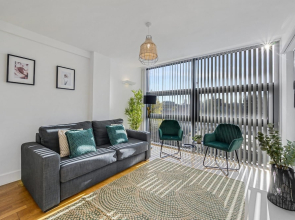 Modern Central Apartment - Sleeps 6 With Balcony