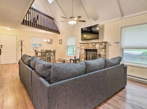 7 Mi to Lake Harmony: Home w/ Furnished Deck!