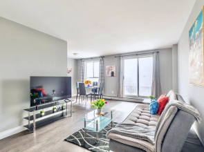 Bright 1BR Apt With King bed - Near DT Hamilton