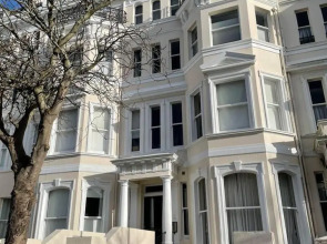 Stunning Apartment in Clifton Gardens, Westend
