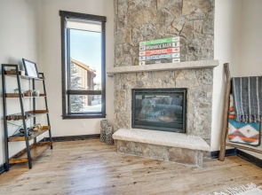 8 Mi to Keystone Resort: Mtn-view Townhome