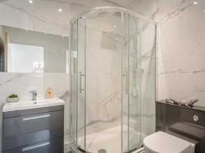 Stylish & Modern: Central Hitchin - with Parking