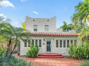 2 Mansions Pool Garden & BBQ Sleeps 22-8 BR