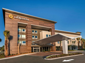 La Quinta Inn & Suites by Wyndham Orlando - IDrive Theme Parks