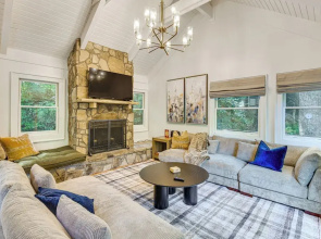 Newly Renovated: Pet-friendly Sapphire Retreat!