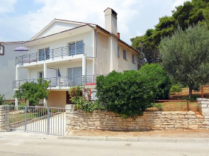 Apartment in Pula With Garden