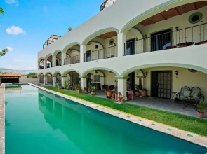 Studio With Salt Water Pool