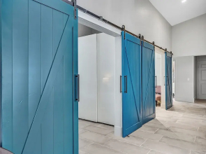 Villa - 8 Bedrms 5 Bths 15 Beds