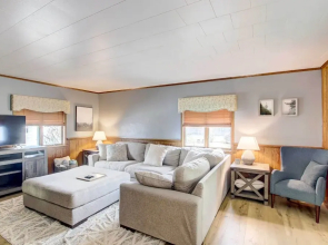 Cozy Wisconsin Abode: Walk to Lake Michigan!