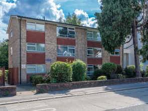 Spacious Pet Friendly 2-bed Apartment in Redhill