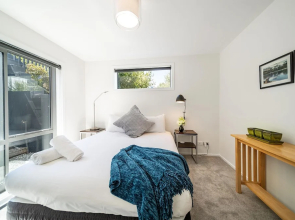 Lake View Greenstone Luxe Apartment