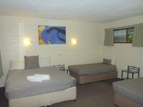 Twin Pines Motel