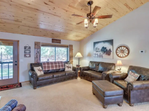 3 Mi to Fool Hollow Lake: Cozy Cabin w/ Fire Pit