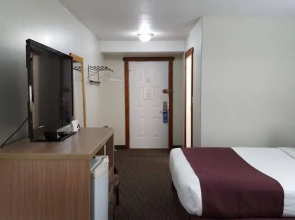 Travelodge Golden Sportsman Lodge