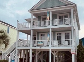 Absolute Bliss Private  4 Bedroom Home by RedAwning