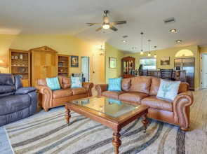 Canal-front Retreat 4 Mi to Jacksonville Beach!