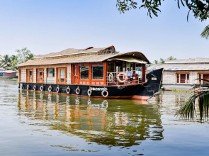 Oyo 24606 Waves And Wind 3Bhk Houseboat