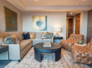 Luxury Service 3 King Suites & Pool – Sleeps 8 – Daily HK home