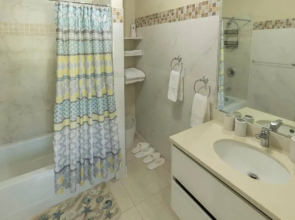 The Oasis Penthouse 1 BR w/ AC WiFi & 24/7 sec.