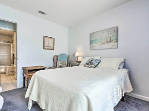 Cute & Cozy Gulf Shores Bungalow: 1/2 Mi to Beach!